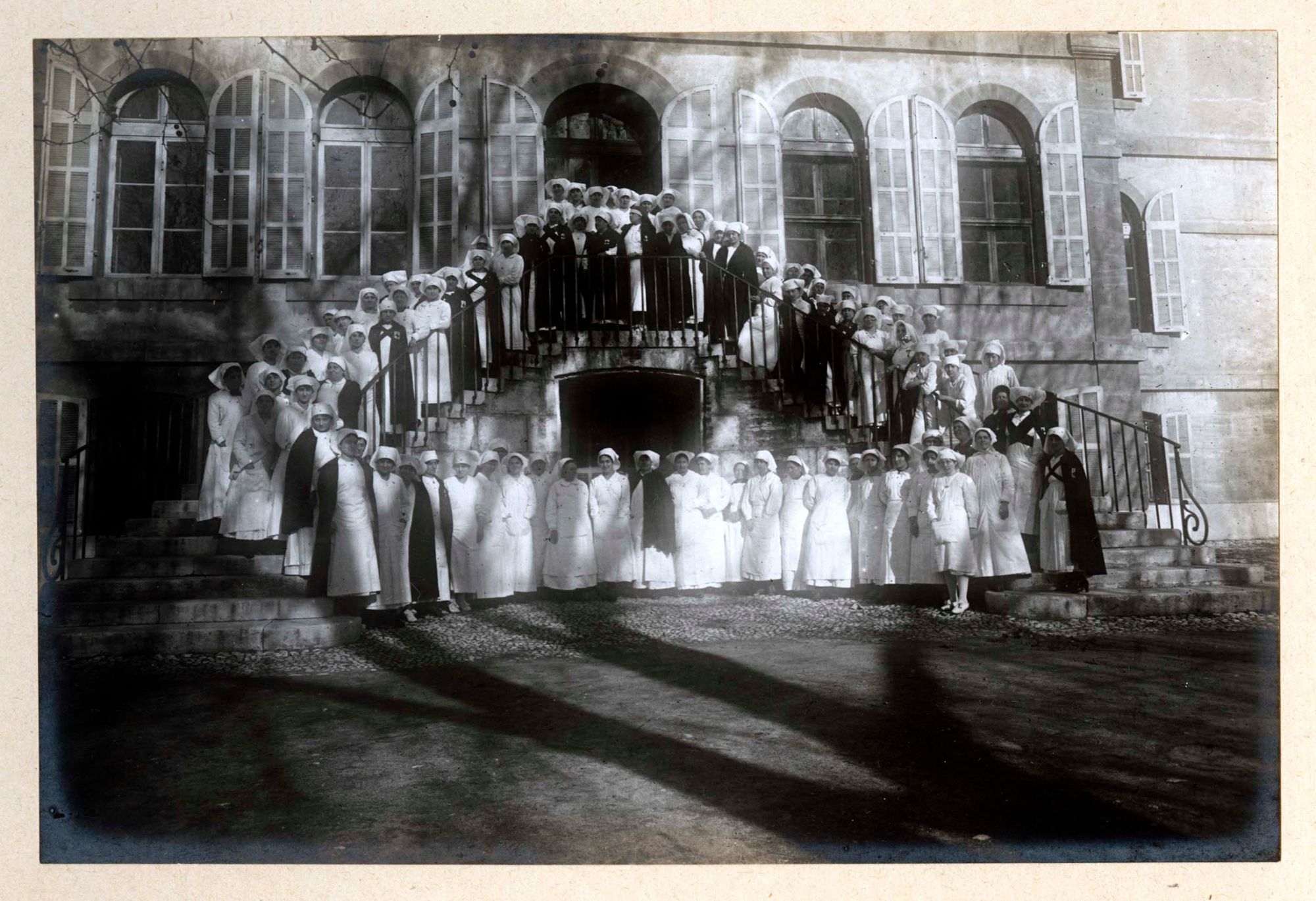 Le groupe du personnel permanent. 53 Fi 8