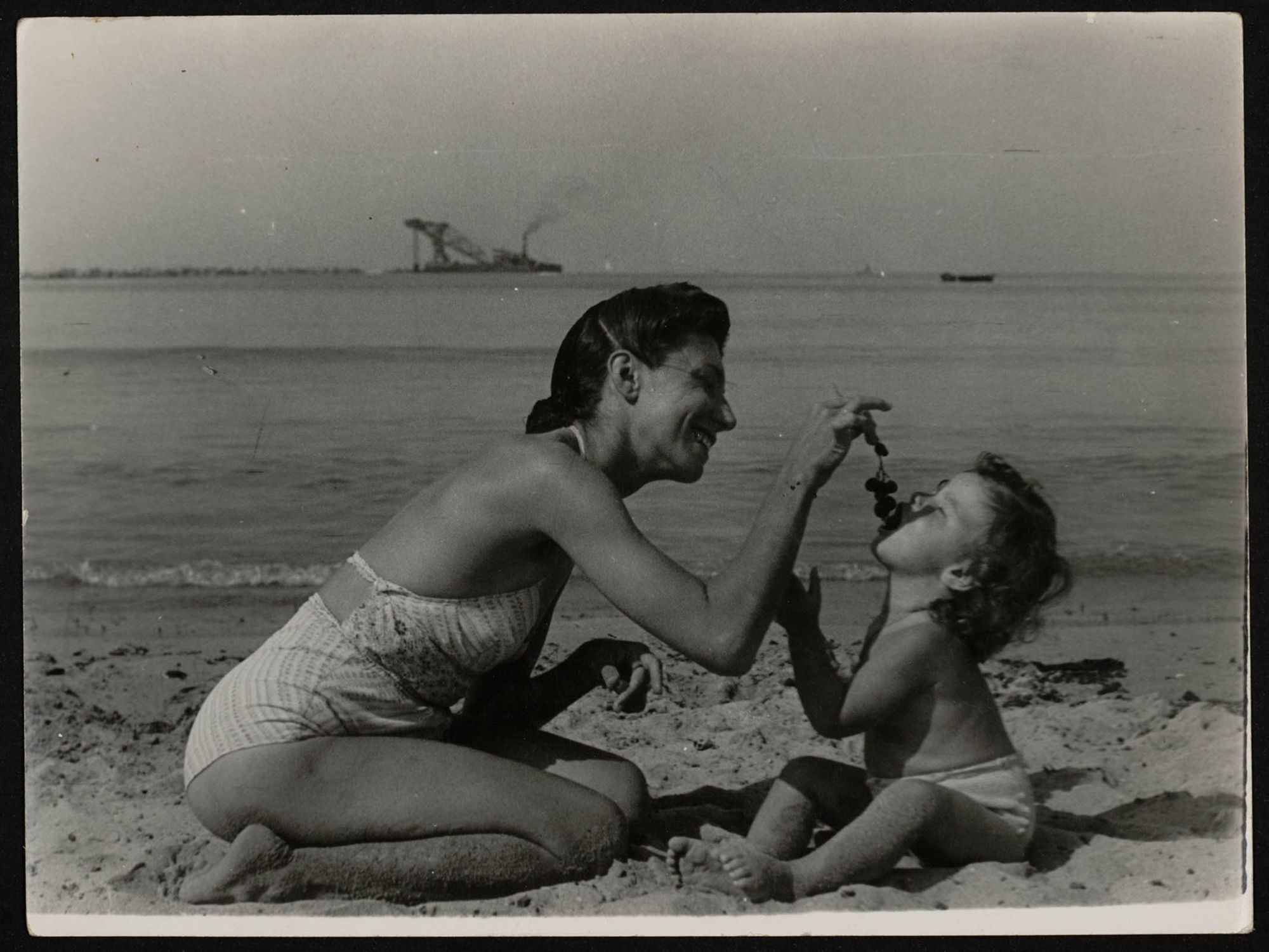 Julia Pirotte, Femme et enfant mangeant du raisin, v. 1940-1945